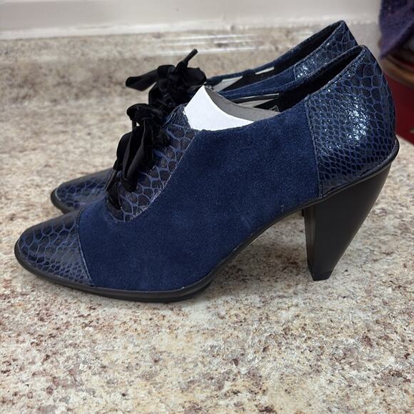 Libby Edelman Navy and Black leather Lace-Up Heeled shoes - Picture 3 of 7